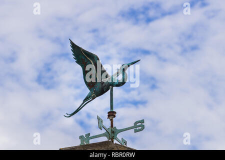 Alte Wetterfahne an einem bewölkten Himmel Hintergrund, Kalifornien Stockfoto