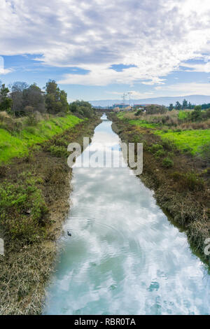 Creek im Shoreline Park, Bergblick, Silicon Valley, San Francisco Bay Area, Kalifornien Stockfoto