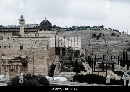 Die Al Aqsa Moschee (grau Kuppel) ist vom jüdischen Viertel in der Altstadt von Jerusalem gesehen. Stockfoto