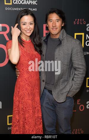 Sterne melden Sie Regisseure Jimmy Chin und Elizabeth Chai Vasarhelyi bei Screening von ihren Dokumentarfilm folgenden Alex Honnold, wie er die erste Person wird zu immer Free Solo Klettern von Yosemite 3000m hohen El Capitan Wand Mit: Elizabeth Chai Vasarhelyi, Jimmy Chin Wo: London, Großbritannien Wann: 11 Dec 2018 Credit: Phil Lewis/WENN.com Stockfoto