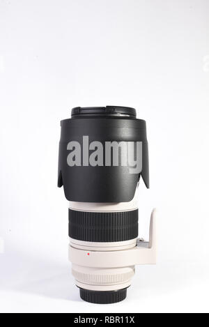 Canon 70-200mm F2.8L II objektiv auf weißem Hintergrund. Stockfoto