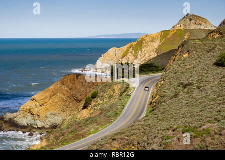 Luftaufnahme von Scenic Highway am Pazifischen Ozean Küste, Devil's Slide, Kalifornien Stockfoto