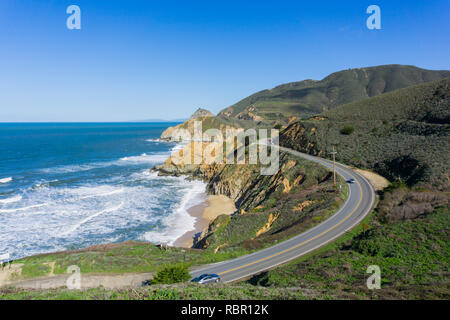 Luftaufnahme von Scenic Highway am Pazifischen Ozean Küste, Devil's Slide, Kalifornien Stockfoto