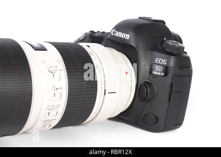 Canon 5D Mark IV-DSLR-Kamera mit 70-200mm F2.8L II objektiv auf weißem Hintergrund. Stockfoto