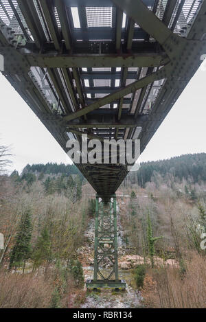 Stahl - truss Eisenbahnbrücke über die Murg von der Murgtalbahn südlich von Forbach an einem bewölkten Tag im Winter, Baden-Württemberg, Deutschland Stockfoto