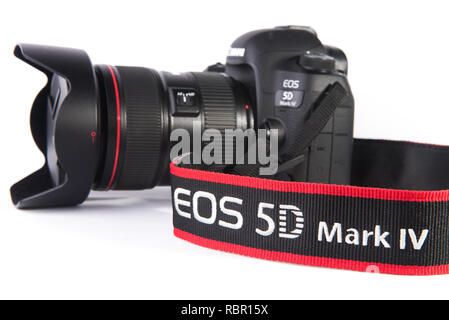 Canon 5D Mark IV DSLR-Kamera auf weißem Hintergrund. Stockfoto