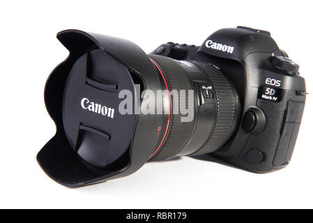 Canon 5D Mark IV-DSLR-Kamera mit 24-70-mm-Objektiv auf weißem Hintergrund. Stockfoto