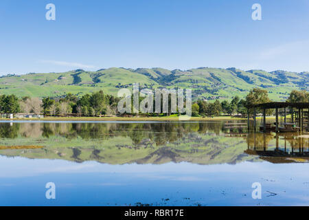 Landschaft in Cunningham See; grüne Berge im Hintergrund, San Jose, San Francisco Bay, Kalifornien Stockfoto