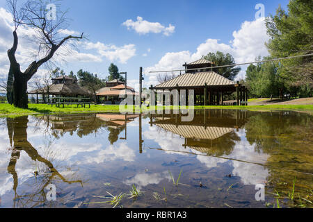 Landschaft in Cunningham See; überdachte Picknick in einem Teich durch Regen, San Jose, San Francisco Bay spiegelt, Kalifornien Stockfoto