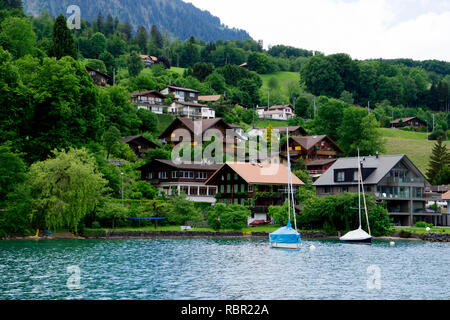 Ufer der Thuner See im Bereich des Labor Spiez Stockfoto
