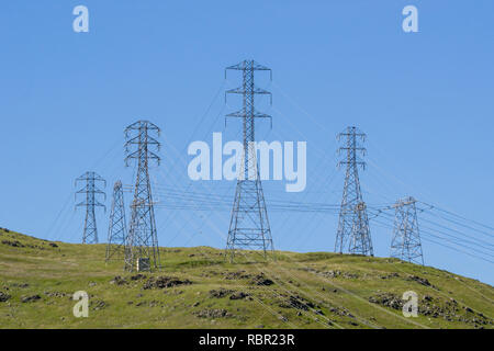 Hohe Spannung Strom Türme auf einem blauen Himmel Hintergrund, Kalifornien Stockfoto