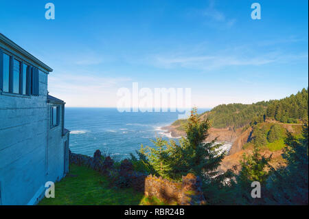 Einen weiten Blick von hoch oben auf einer Klippe am Cape Foulweather auf der Oregon Küste Stockfoto