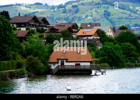 Ufer der Thuner See im Bereich des Labor Spiez Stockfoto