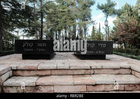 Die Gräber der ehemaligen Jerusalemer Bürgermeister Teddy Kollek und seine Frau Tamar Kollek sind in der großen Führer der Nation Grundstück auf dem Mount Herzl. Die G Stockfoto