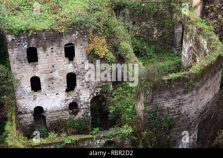 Nahaufnahme der Ruinen einer alten Mühle im Tal der Mühlen, Sorento, Italien Stockfoto