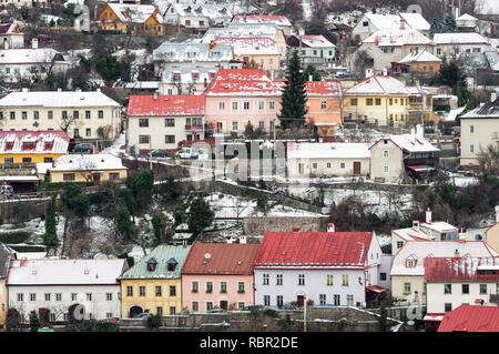 Bunter Schnee - Entstaubt Häuser auf einem Hügel in Banska Stiavnica historische Altstadt (UNESCO Weltkulturerbe) - Slowakei, Mitteleuropa Stockfoto