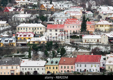 Bunter Schnee - Entstaubt Häuser auf einem Hügel in Banska Stiavnica historische Altstadt (UNESCO Weltkulturerbe) - Slowakei, Mitteleuropa Stockfoto