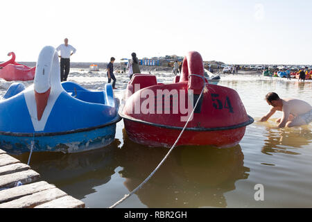 Die Menschen baden im Salz Urmia See, West Provinz Aserbaidschan, Iran Stockfoto