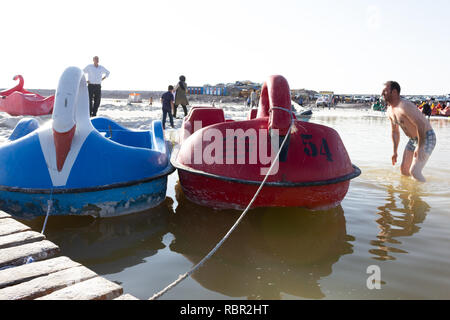 Die Menschen baden im Salz Urmia See, West Provinz Aserbaidschan, Iran Stockfoto