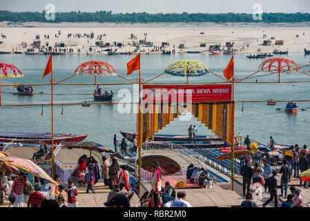 Die lebhaften und geschäftigen Dashashwamedh Ghat tagsüber mit der Ganges in Varanasi, Indien fließenden Stockfoto