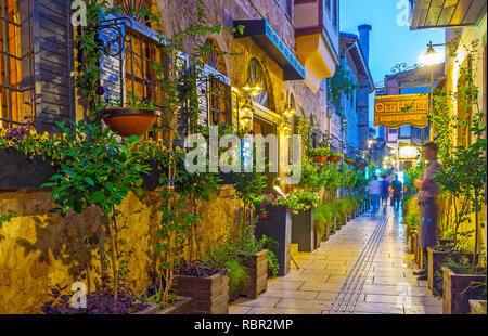 ANTALYA, Türkei - 9. Mai 2017: Die engen Gassen von Kaleiçi, reich mit Blumen und Pflanzen in Töpfen dekoriert, sehen sehr attraktiv und gemütlich für Tour Stockfoto