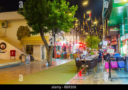 ANTALYA, Türkei - 9. Mai 2017: Die schmale Inonu Straße in Kaleici ist berühmt für Dach Installation und einer Vielzahl von netten Cafés und Restaurants von t Stockfoto