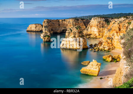 Praia da Marinha oder Marinha Strand, Caramujeira, Lagoa, Algarve, Portugal Stockfoto