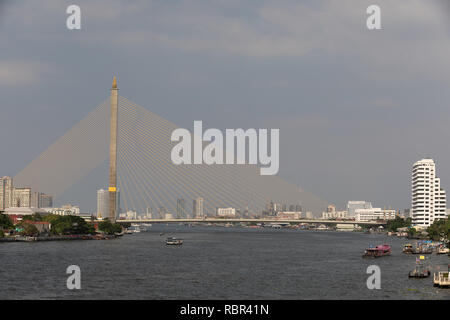 Brücke über den Fluss in Bangkok. Stockfoto