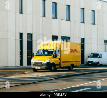 FRANKFURT, Deutschland - Jan 16, 2017: DHL Deutsche Post Deutsche Post gelb Parcel Distribution wvan auf einer Straße in der Nähe von Büro Industriebau mall Store geparkt Stockfoto