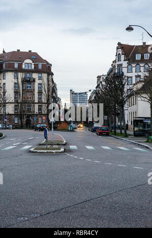 Straßburg, Frankreich - Jan 31, 2018: Straßburger Straße in der Dämmerung mit der ikonischen Institut für Chemie - das höchste Gebäude in Straßburg Stockfoto