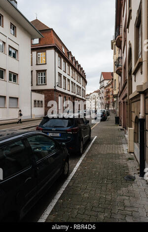 Straßburg, Frankreich - Jan 31, 2018: Reihen von Autos in der Dämmerung im Französischen Viertel mit hohen Apartments Gebäude französischer Architektur geparkt Stockfoto