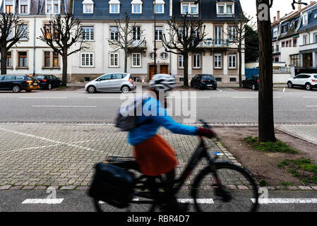 Straßburg, Frankreich - Jan 31, 2018: Straßburger Straße in der Dämmerung mit Silhouette der Radfahrer Frau schnell Pendeln Stockfoto