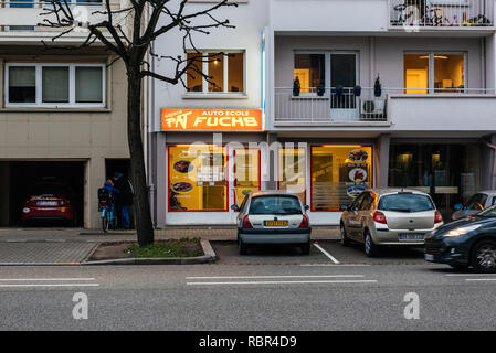 Straßburg, Frankreich - Jan 31, 2018: Auto Ecole Fuchs Driving School bei Dämmerung in Straßburg mit beleuchtete Fassade Stockfoto