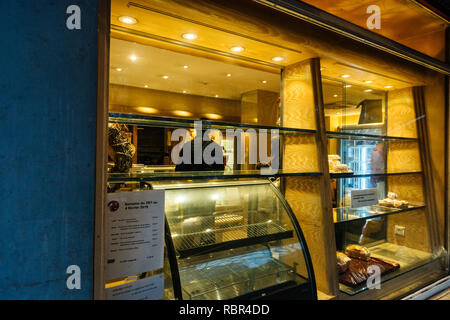 Straßburg, Frankreich - Jan 31, 2018: Blick von der Straße von Menschen kaufen Brot und Gebäck in Französischen boulangerie Patrick in Straßburg, Elsass Stockfoto