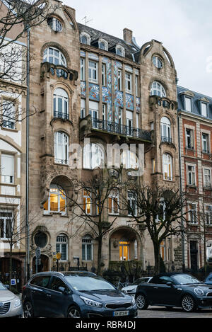 Straßburg, Frankreich - Jan 31, 2018: Die Schöne französische Architektur im Art-deco-Stil in Straßburg Elsass bei Dämmerung mit parkenden Autos auf dem Boulevard Allee de la Robertsau Stockfoto