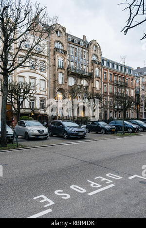 Straßburg, Frankreich - Jan 31, 2018: Die Schöne französische Architektur im Art-deco-Stil in Straßburg Elsass bei Dämmerung mit parkenden Autos auf dem Boulevard Allee de la Robertsau Stockfoto