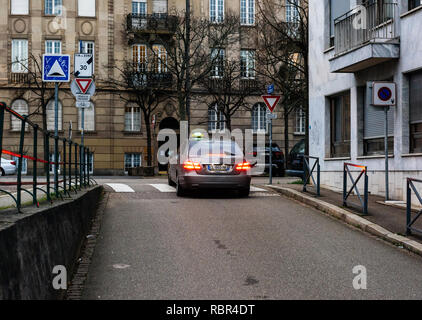 Straßburg, Frankreich - Jan 31, 2018: Französische taxi Mercedes-benz Auto fahren auf Französische Straße durch die schöne Architektur im französischen Stil umgeben Stockfoto