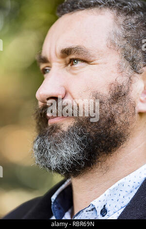 Portrait von Stattlichen 40 Jahre alter Mann mit lockigem Haar und bunt. Stockfoto