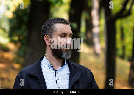 Stattliche 40-Jahre alte Mann entspannt im Sofa Stockfotografie - Alamy