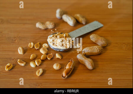 Ob in der Schale, geröstet oder pulverisiert, diese leckeren Leguminosen sorgt für einen gesunden Snack. Stockfoto