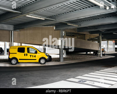 BASEL, SCHWEIZ - 22.MÄRZ 2018: EuroAirport gelb Kdw nahe dem Eingang des modernen Parkplatz Stockfoto