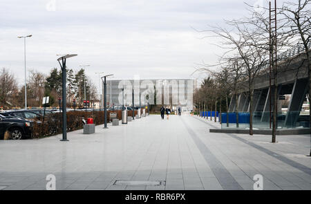 BASEL, SCHWEIZ - Mar 22, 2018: Moderne Parkhaus am Flughafen Basel mit Silhouetten von Menschen zu Fuß auf die Gasse Stockfoto