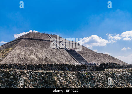 Schöne Aussicht auf die Pyramide der Sonne in der archäologischen Stätte von Teotihuacan, einer Sightseeing muss. Stockfoto