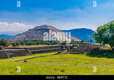 Schöne Aussicht auf die Pyramide der Sonne in der archäologischen Stätte von Teotihuacan, einer Sightseeing muss. Stockfoto