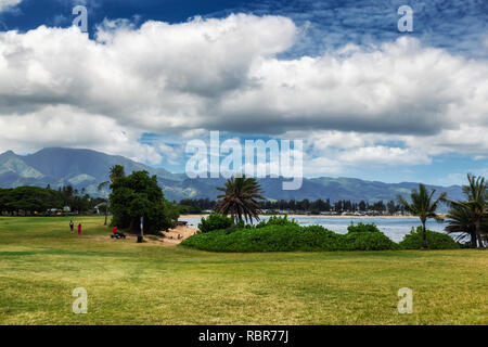 Blick auf den Park und die tropischen Strand in Haleiwa, North Shore von Oahu, Hawaii Stockfoto