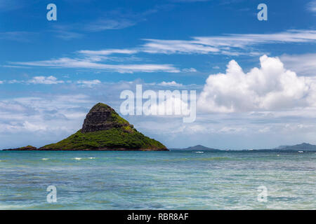 Mokoli'i Island (früher bekannt als der veraltete Begriff „Chinaman's hat“) mit Blick auf die Insel und wunderschönem türkisfarbenem Wasser am Kualoa Beach, Oahu, Hawaii Stockfoto