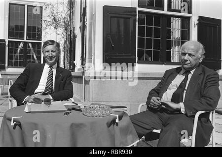 Aan de linkerzijde formateur Dries Van Agt (CDA) en rechts Joop den Uyl"-(PvdA) i, Bestanddeelnr 931-6591. Stockfoto