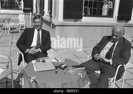Aan de linkerzijde formateur Dries Van Agt (CDA) en rechts Joop den Uyl"-(PvdA) i, Bestanddeelnr 931-6592. Stockfoto