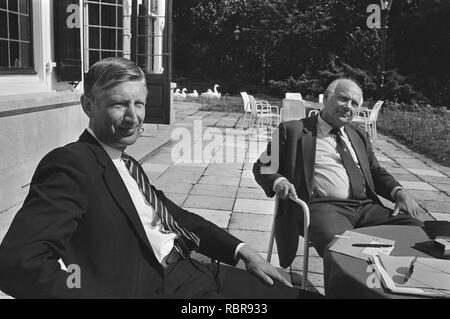 Aan de linkerzijde formateur Dries Van Agt (CDA) en rechts Joop den Uyl"-(PvdA) i, Bestanddeelnr 931-6594. Stockfoto