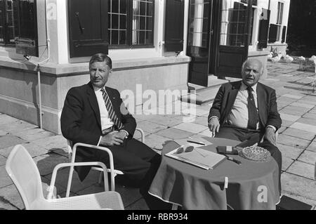 Aan de linkerzijde formateur Dries Van Agt (CDA) en rechts Joop den Uyl"-(PvdA) i, Bestanddeelnr 931-6595. Stockfoto